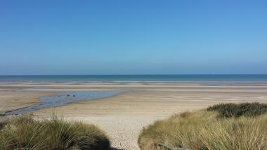 le site du Camping d'Ecault avec sa descente sur la plage....